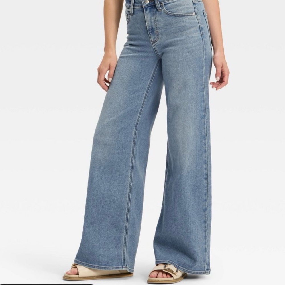 Universal Thread Wide-Leg High-Rise Jeans in Light Blue